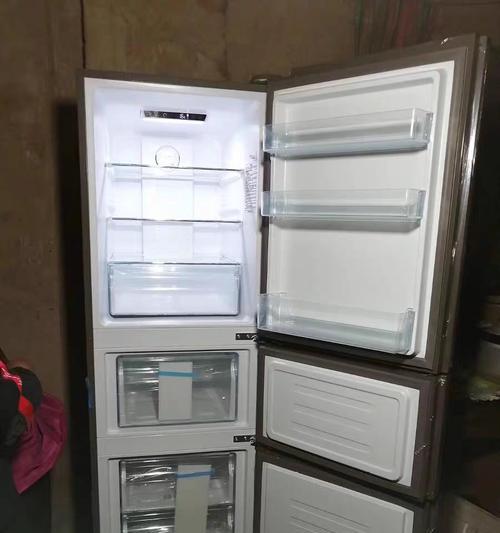 冰箱清洗技巧（冰箱清洗步骤及注意事项，避免电源连接问题导致损坏）