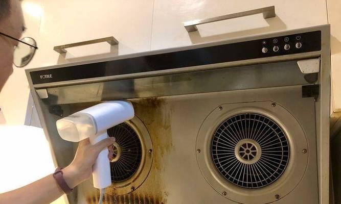 油烟机盒的清洗与保养方法（轻松解决油烟机盒油垢困扰）