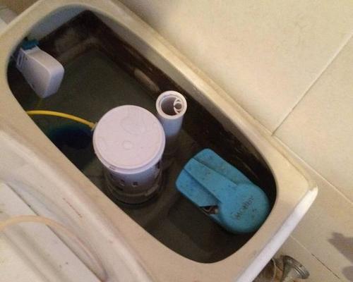 解决抽水马桶水箱漏水的方法（细致检查水箱漏水问题的几个关键位置）