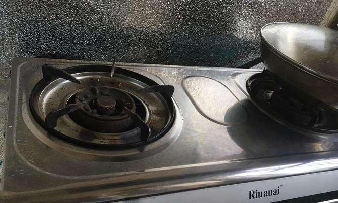 燃气灶不通气修理价格揭秘（解决燃气灶不通气问题的关键及修理费用分析）