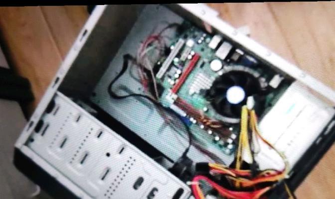 如何翻新苹果显示器外壳（实用技巧和方法）