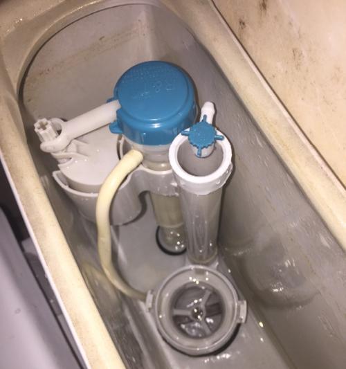 马桶漏水问题及解决方法（马桶一边上水一边漏水怎么解决怎么修）