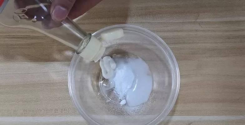以食用碱清洗油烟机油污的有效方法（食用碱的清洗力及应用技巧详解）