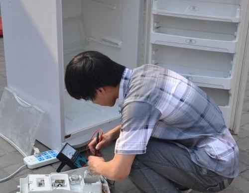 格力冰箱中间不制冷了，怎么办（格力冰箱中间不制冷的原因及解决方法）