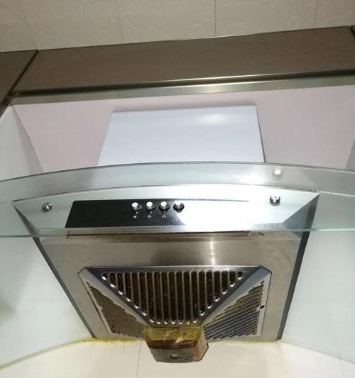 如何正确拆卸和清洗大型抽油烟机？（清洗大型抽油烟机的步骤和注意事项）