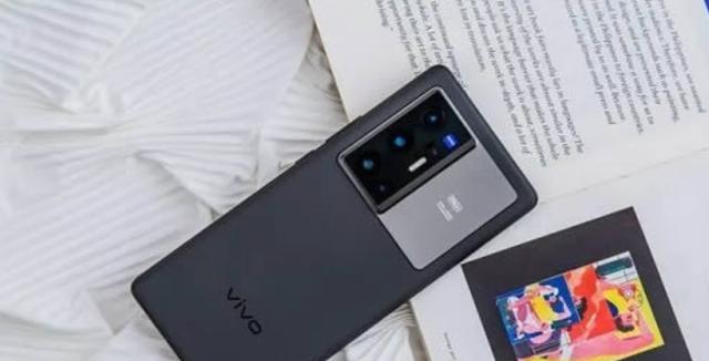 骁龙8+vs天玑9000（探寻手机行业两大芯片巨头的优劣势）