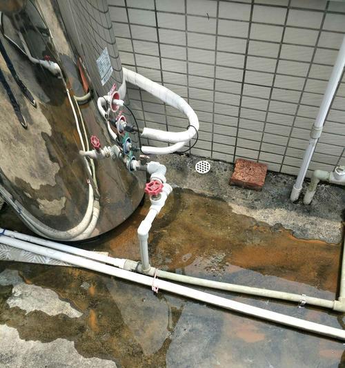 应对空调室内机水管漏水问题的有效方法（解决家庭空调漏水问题的小技巧）