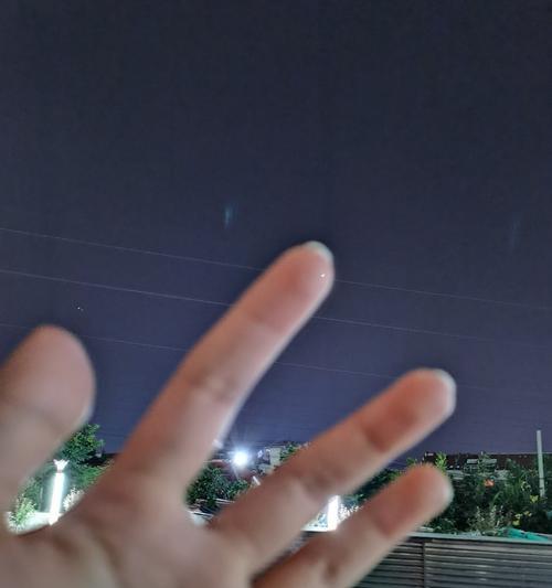 手机拍照出现长条光点是什么原因？如何解决？