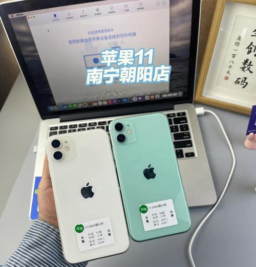 苹果目前最小的在售手机型号是什么？