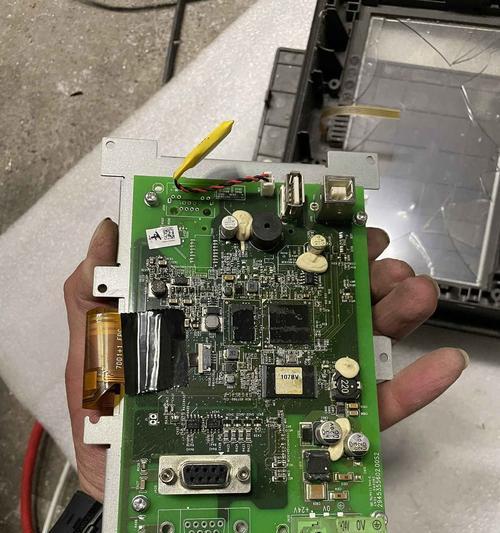 显卡核心周围的小电容有什么作用？它们损坏时会有哪些表现？